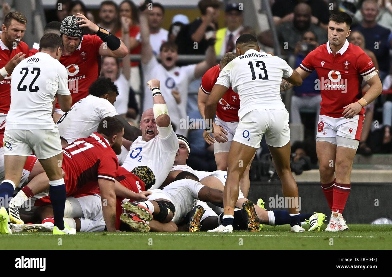 Twickenham, Regno Unito. 12 agosto 2023. Inghilterra V Galles, partita di riscaldamento della Coppa del mondo di rugby 2023. Stadio Twickenham. Twickenham. I giocatori dell'Inghilterra celebrano la loro prima meta, segnata da Maro Itoje (Inghilterra) mentre Dan Cole (Inghilterra) alza il braccio durante la partita di riscaldamento della Coppa del mondo di rugby Inghilterra V Galles 2023. Credito: Sport in Pictures/Alamy Live News Foto Stock