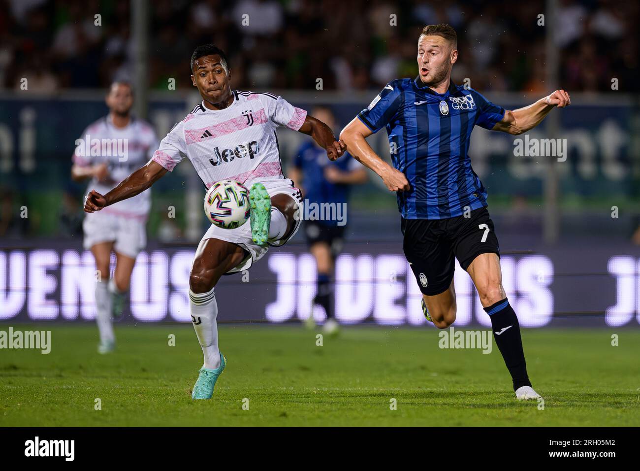 Cesena, Italia. 12 agosto 2023. Alex Sandro della Juventus FC compete per la palla con Teun Koopmeiners dell'Atalanta BC durante l'amichevole partita di calcio tra la Juventus FC e l'Atalanta BC. Crediti: Nicolò campo/Alamy Live News Foto Stock