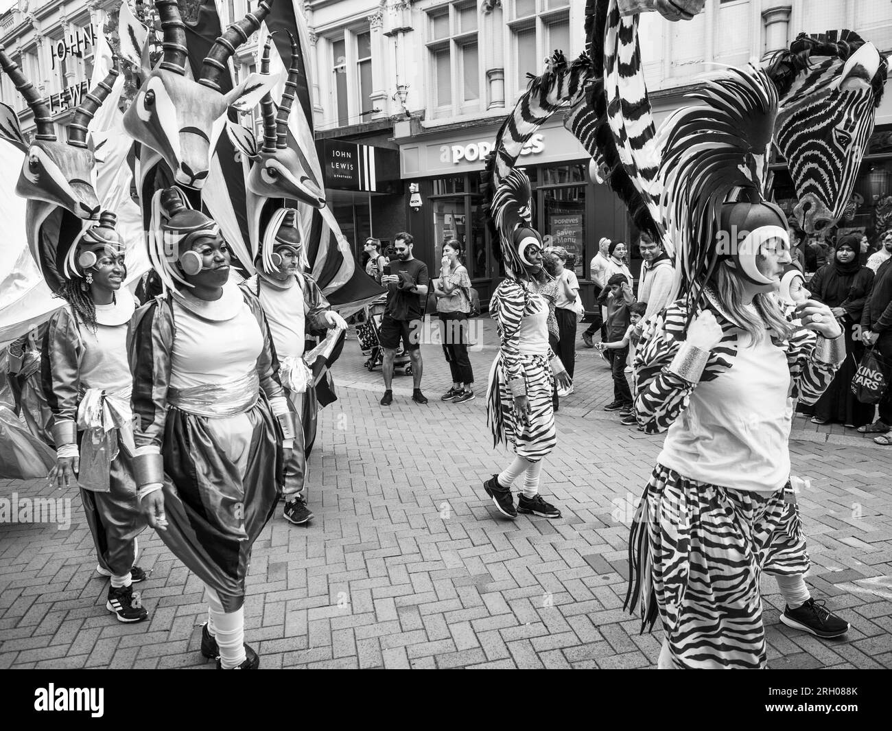 Documentario in bianco e nero di Carnival of the World, Broad Street, Reading, Berkshire, Inghilterra, REGNO UNITO, REGNO UNITO. Foto Stock