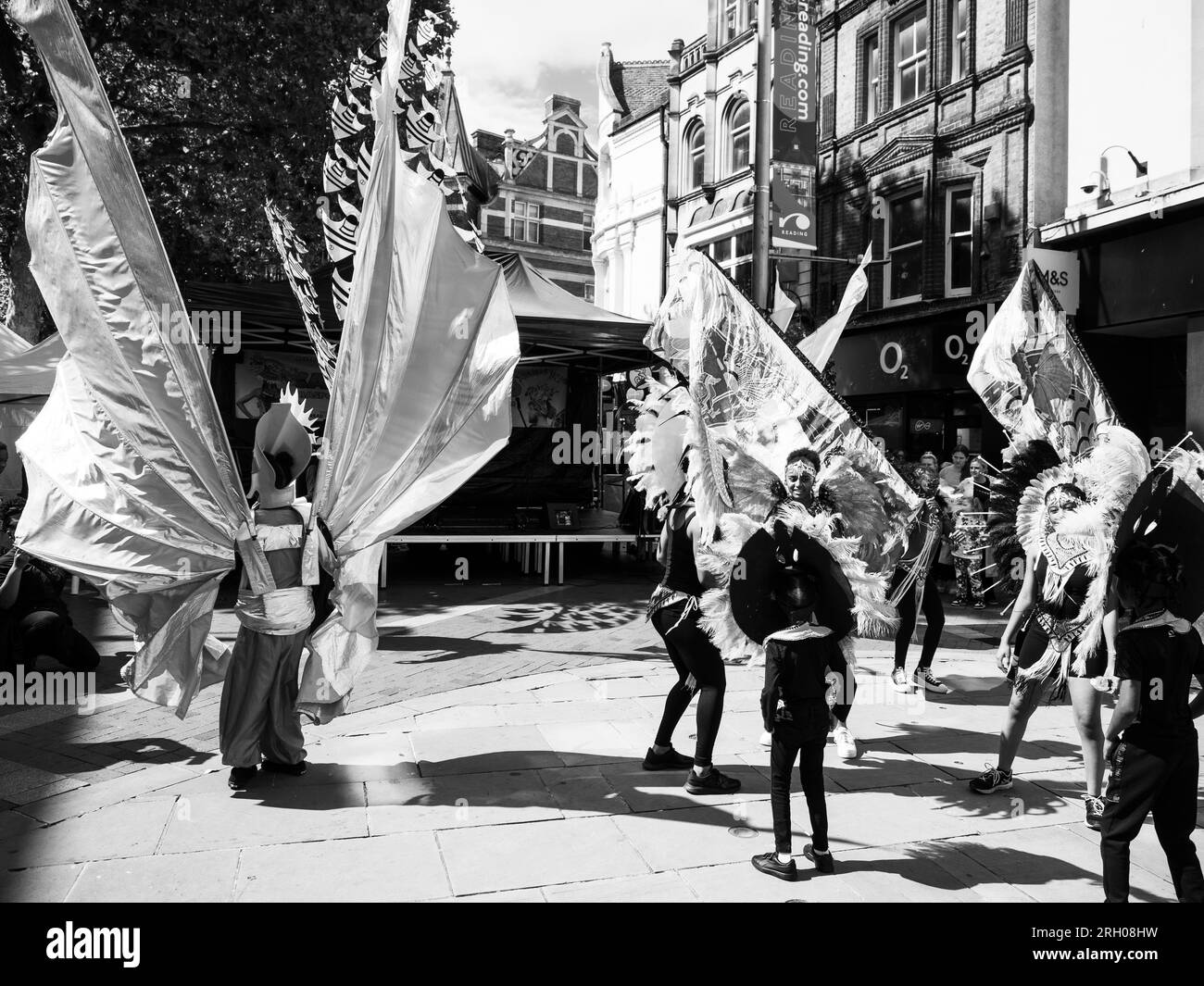 Documentario in bianco e nero di Carnival of the World, Broad Street, Reading, Berkshire, Inghilterra, REGNO UNITO, REGNO UNITO. Foto Stock