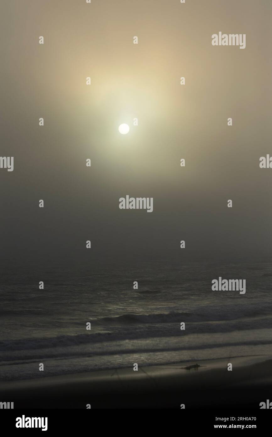Il sole brucia attraverso lo strato marino di Moonstone Beach Foto Stock