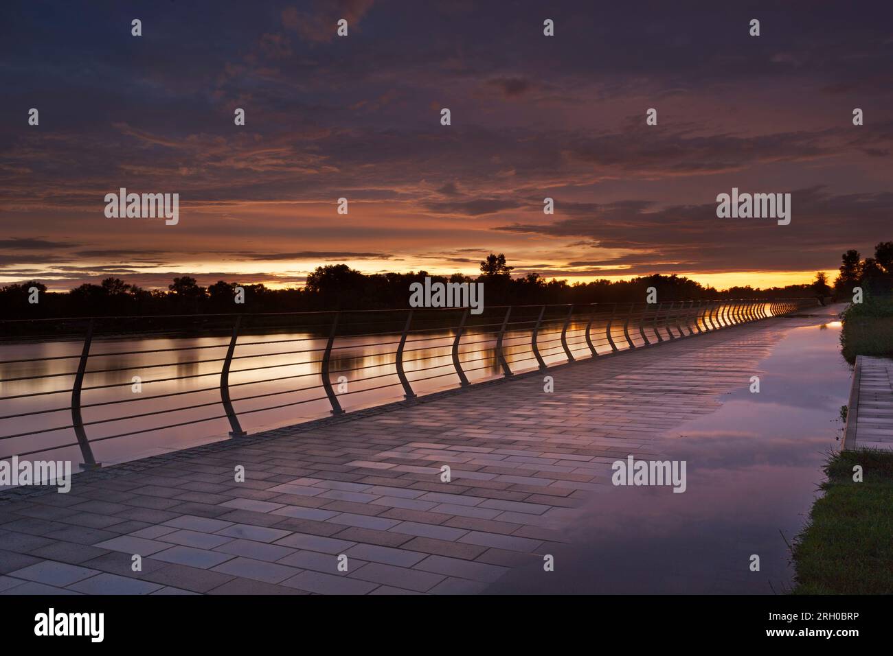 Vista serale sull'argine del fiume Dnipro dopo la pioggia, Kiyv, Ucraina Foto Stock