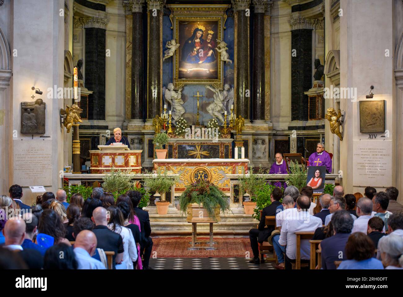 Roma, Roma, Italia. 12 agosto 2023. Un momento della cerimonia funebre in onore di Michela Murgia all'interno della basilica di Santa Maria in Montesanto a Roma, conosciuta anche come la chiesa degli artisti. Michela Murgia, morta all'età di 51 anni dalla sua famiglia queer di dieci persone e dai suoi quattro figli "anima", surroundedÂ era una scrittrice, blogger, drammaturga e attivista politica, soprattutto nel campo della parità di genere e dell'antifascismo. Crediti: ZUMA Press, Inc./Alamy Live News Foto Stock