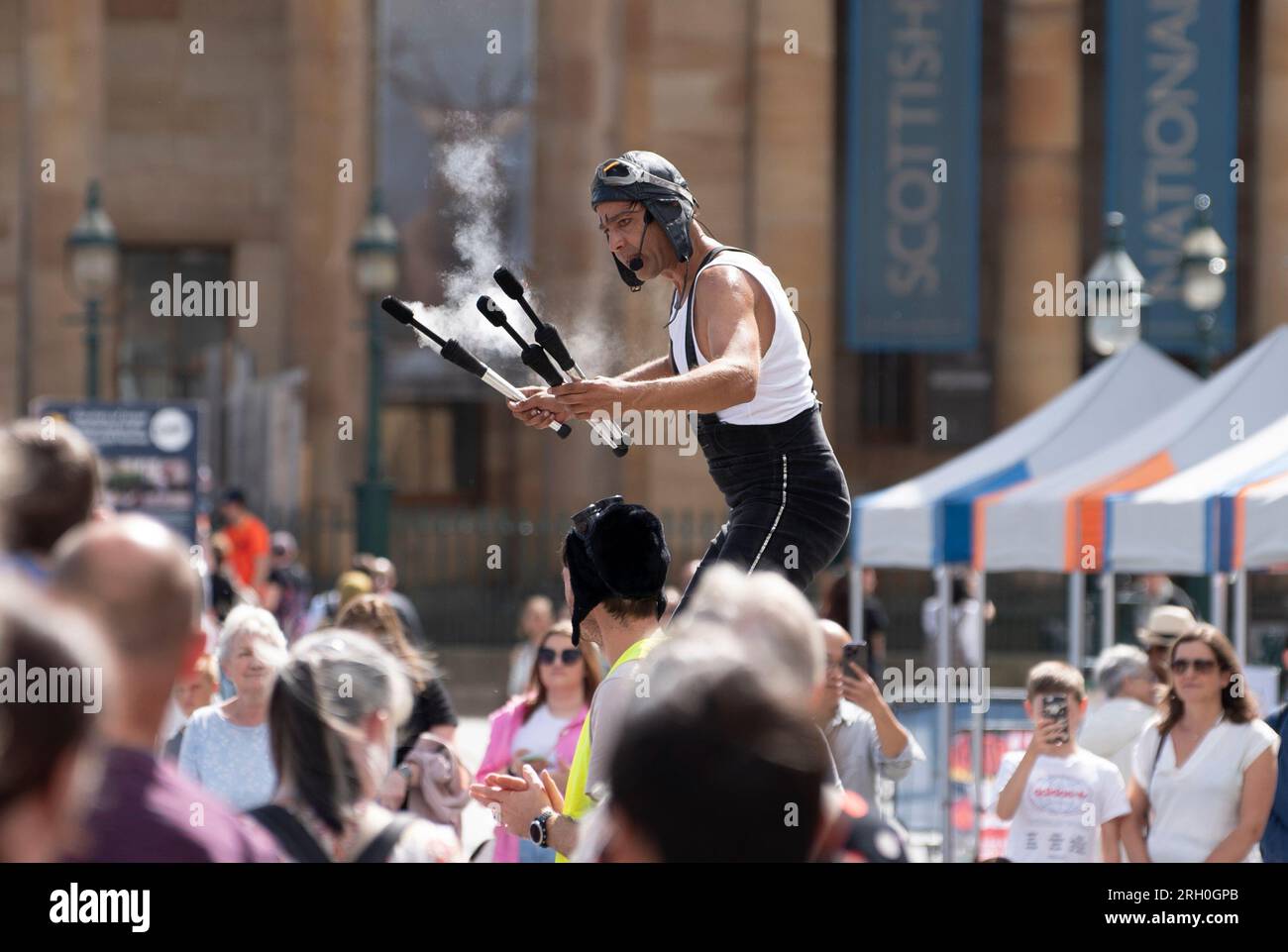Gli artisti di strada intratterranno la folla durante l'Edinburgh Fringe Festival al Mound di Edimburgo, Scozia, Regno Unito Foto Stock