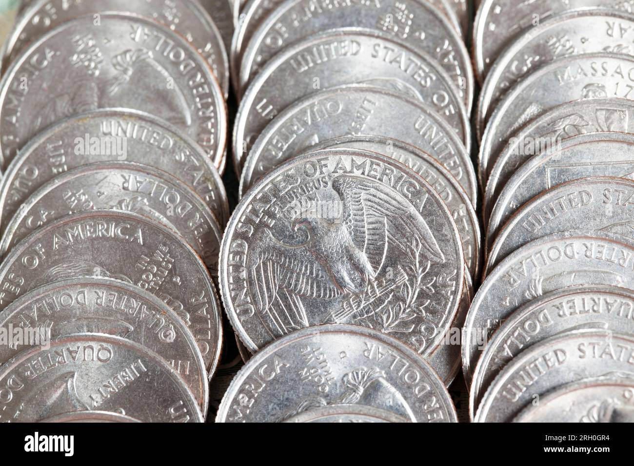 Monete americane un quarto di dollaro americano accatastato insieme, un mazzo di monete americane di 25 centesimi, vecchie monete sporche Foto Stock