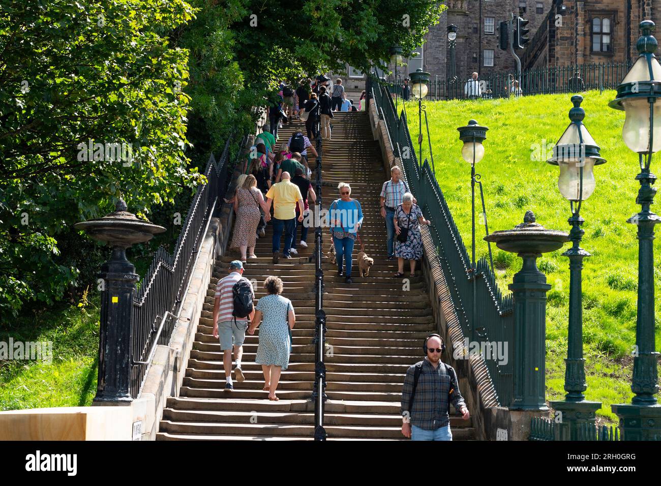 Persone che salgono i gradini ristrutturati del Playfair sul tumulo di Edimburgo, Scozia, Regno Unito Foto Stock