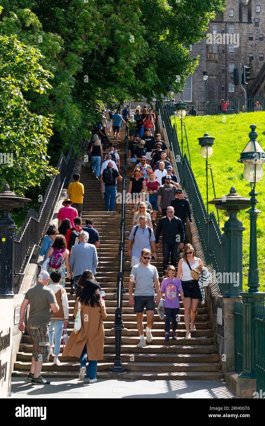 Persone che salgono i gradini ristrutturati del Playfair sul tumulo di Edimburgo, Scozia, Regno Unito Foto Stock