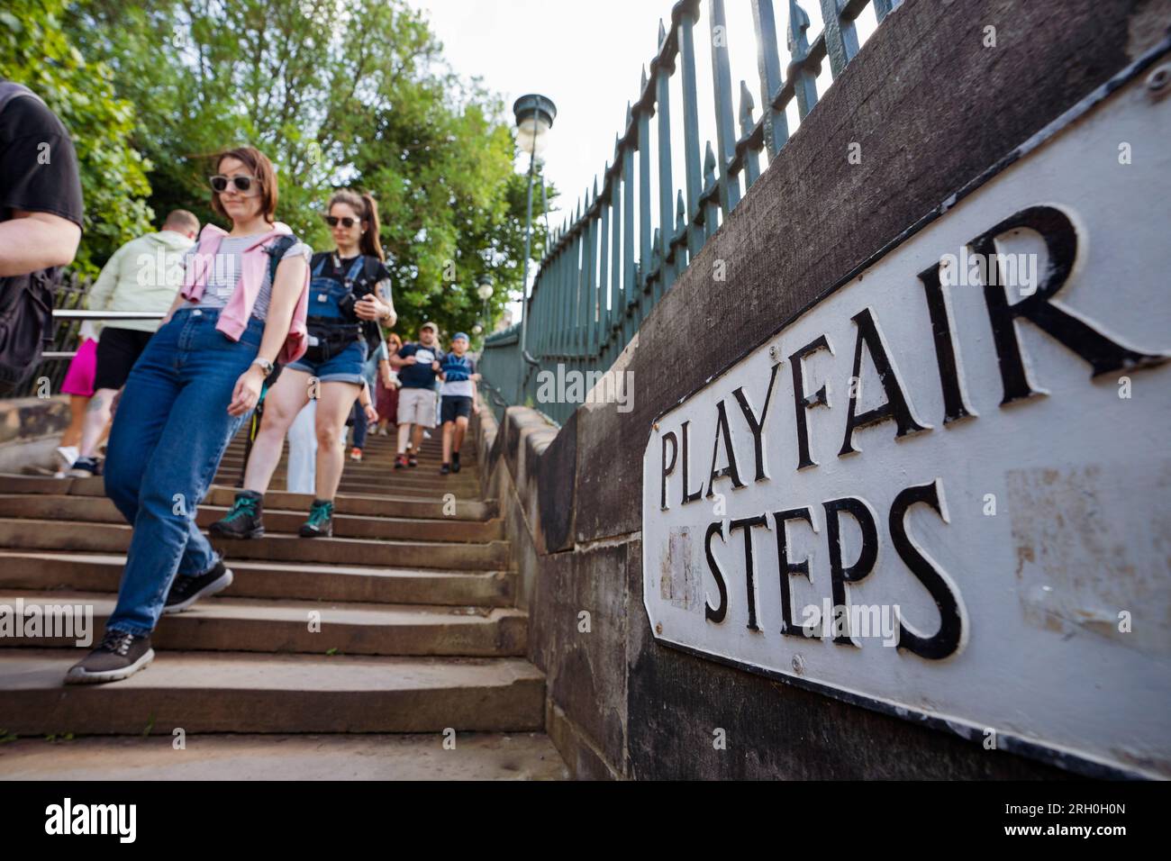 Persone che salgono i gradini ristrutturati del Playfair sul tumulo di Edimburgo, Scozia, Regno Unito Foto Stock