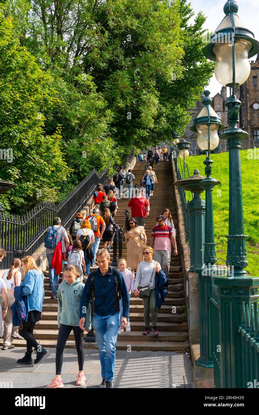 Persone che salgono i gradini ristrutturati del Playfair sul tumulo di Edimburgo, Scozia, Regno Unito Foto Stock