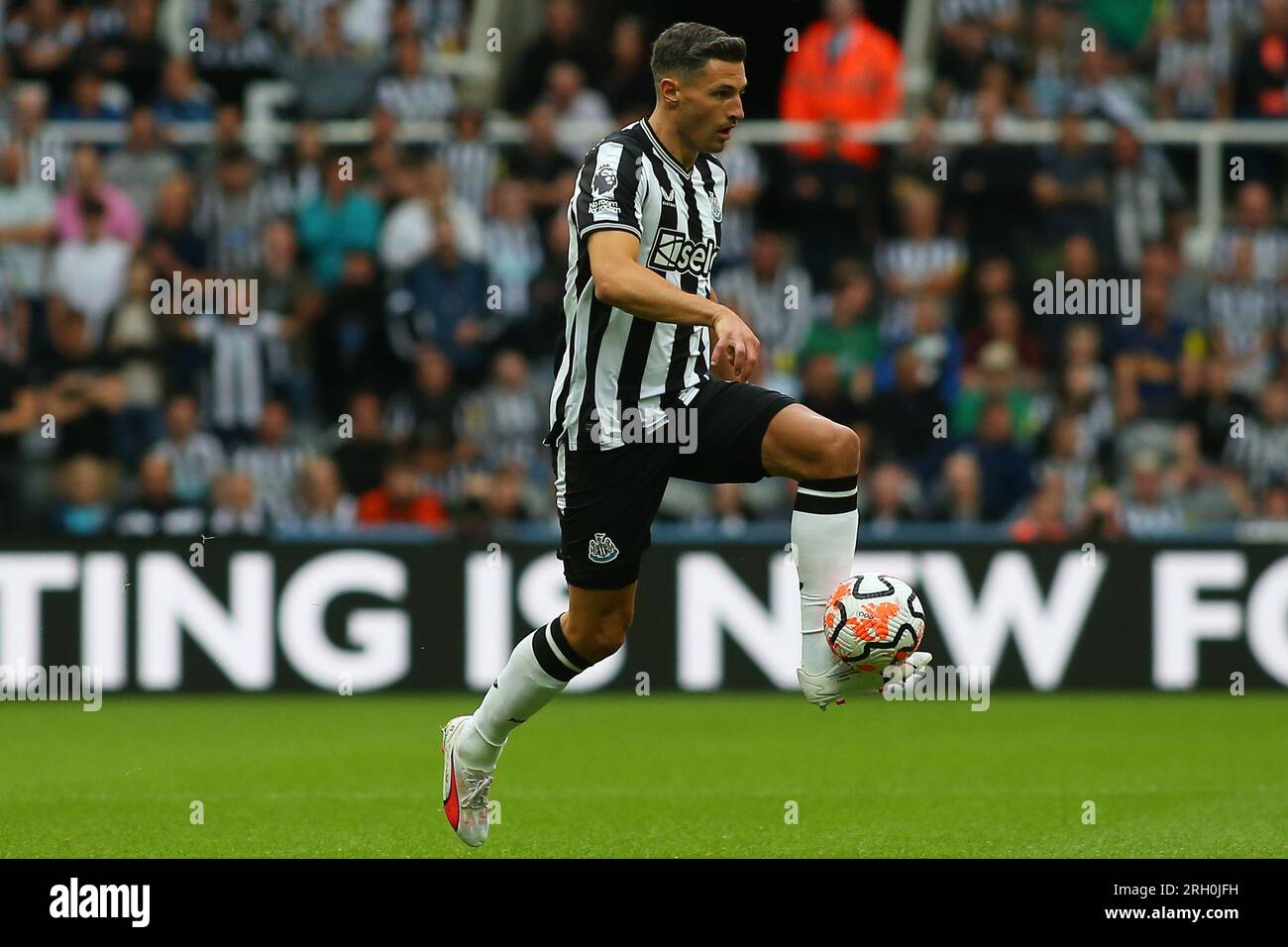 Newcastle sabato 12 agosto 2023. Fabian Schär del Newcastle United durante la partita di Premier League tra Newcastle United e Aston Villa a St. James's Park, Newcastle sabato 12 agosto 2023. (Foto: Michael driver | mi News) crediti: MI News & Sport /Alamy Live News Foto Stock