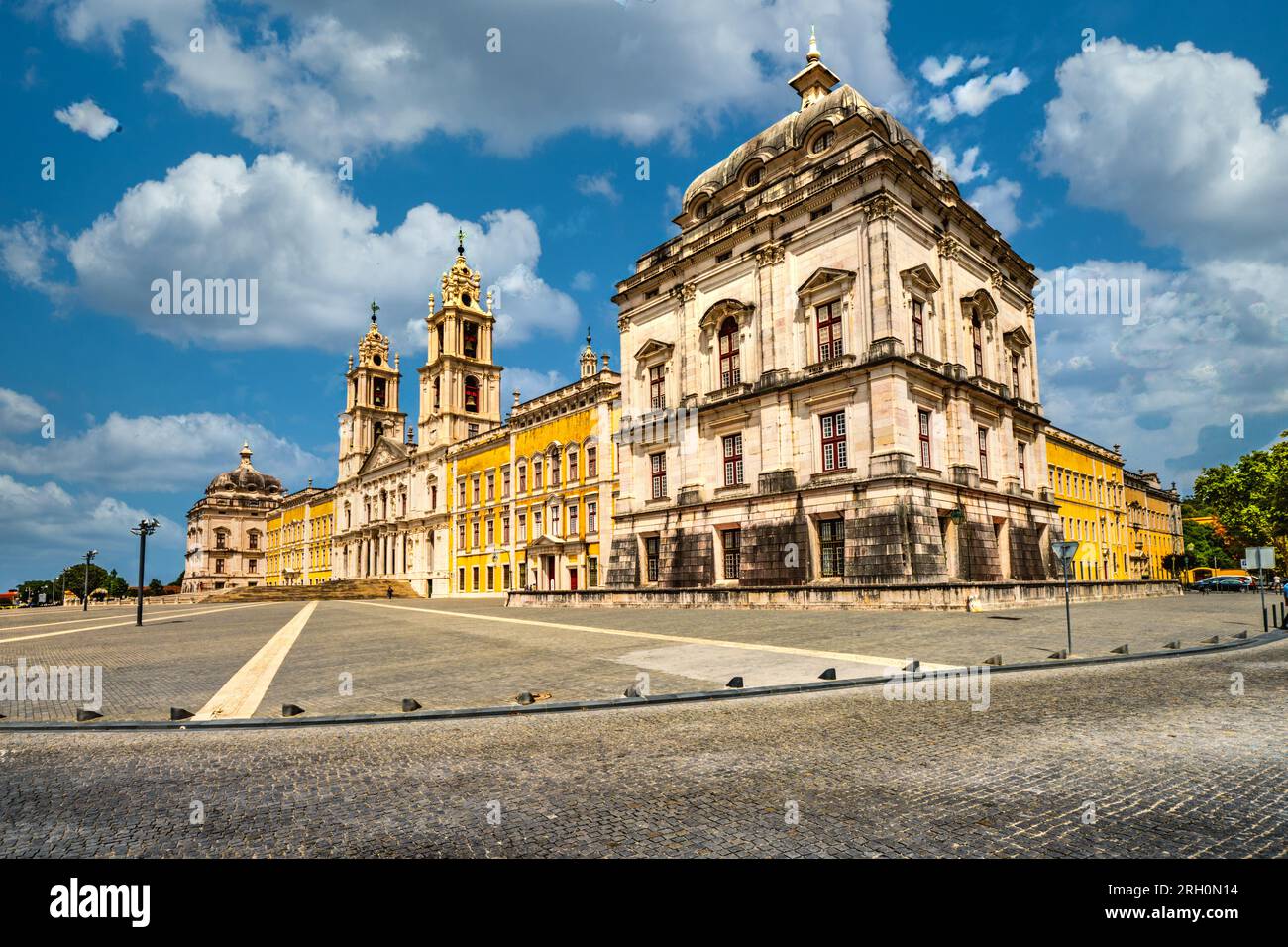 Palazzo Nazionale di Mafra, Portogallo. Complesso reale grande barocco e neoclassico con basilica e torri gemelle sotto un cielo blu. Patrimonio mondiale dell'UNESCO. Foto Stock