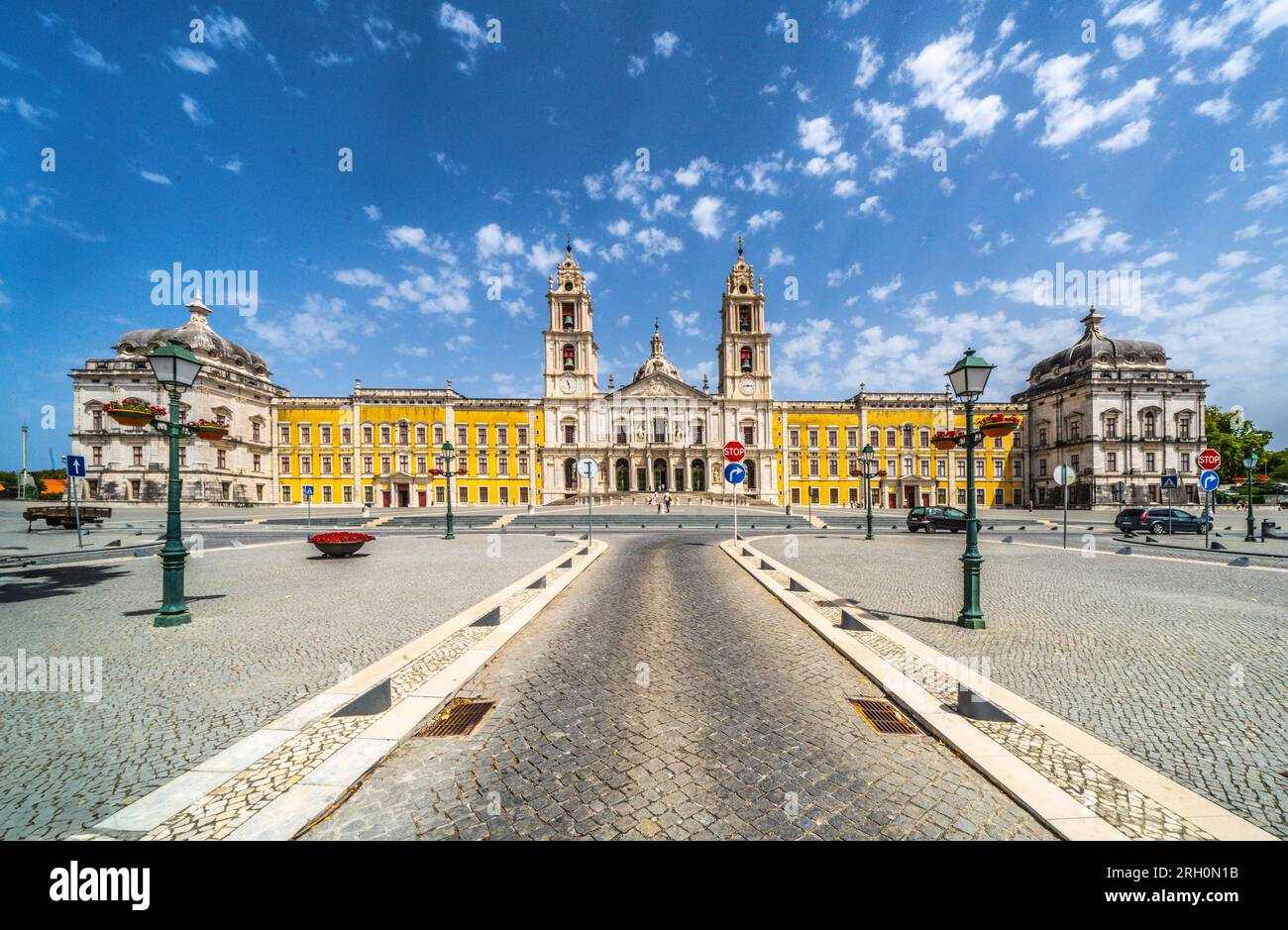 Palazzo Nazionale di Mafra, Portogallo. Complesso reale grande barocco e neoclassico con basilica e torri gemelle sotto un cielo blu. Patrimonio mondiale dell'UNESCO. Foto Stock