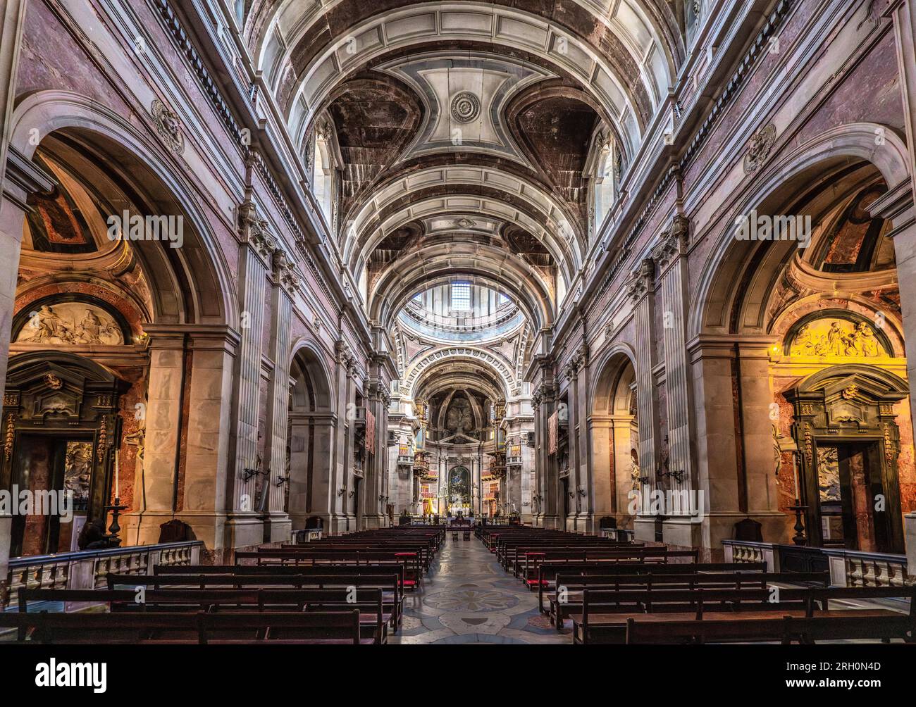 Palazzo Nazionale di Mafra, Portogallo. Complesso reale grande barocco e neoclassico con basilica e torri gemelle sotto un cielo blu. Patrimonio mondiale dell'UNESCO. Foto Stock