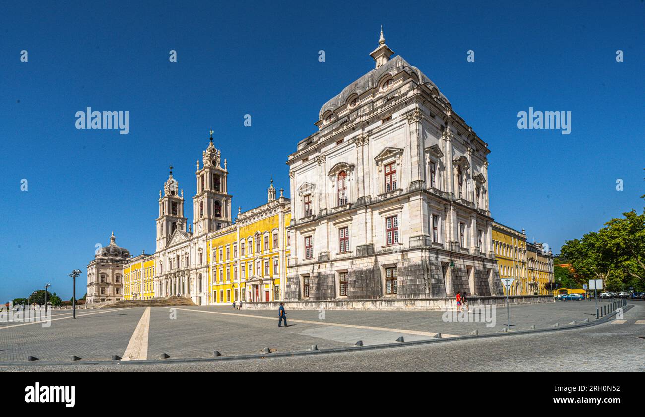 Palazzo Nazionale di Mafra, Portogallo. Complesso reale grande barocco e neoclassico con basilica e torri gemelle sotto un cielo blu. Patrimonio mondiale dell'UNESCO. Foto Stock