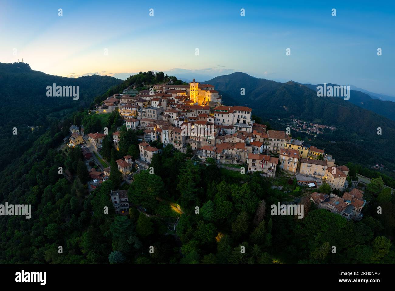 Vista aerea del Sacro Monte di Varese, questo monte sacro è uno storico sito di pellegrinaggio e patrimonio dell'umanità dell'UNESCO per il Santuario di Santa Maria d'Asburgo Foto Stock