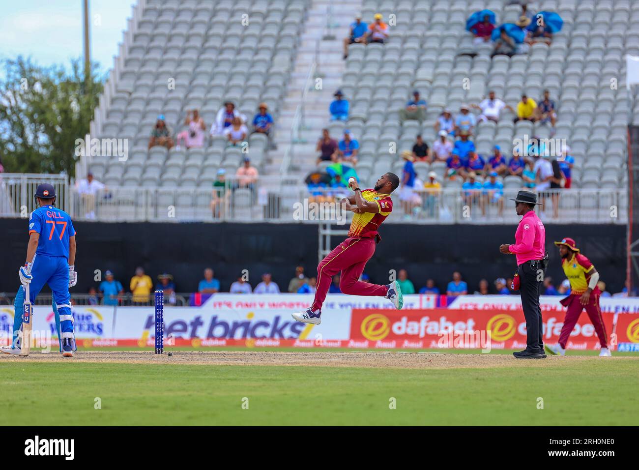 Fort Lauderdale, Stati Uniti. 12 agosto 2023. T20 cricket: West Indies contro India, Fort Lauderdale, Florida, USA. Fort Lauderdale, Stati Uniti. 12 agosto 2023. West Indies contro India 4th T20I Obed McCoy bowling crediti: CHRIS ARJOON/Alamy Live News Foto Stock