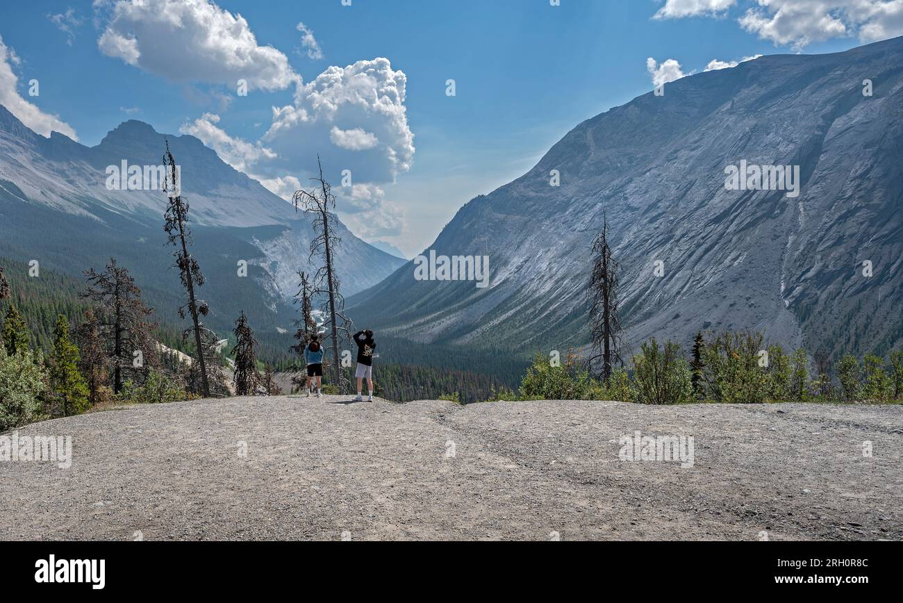 Banff National Park, Alberta, Canada – 5 agosto 2023: Due persone si trovano in un punto panoramico che guarda la valle del fiume North Saskatchewan Foto Stock