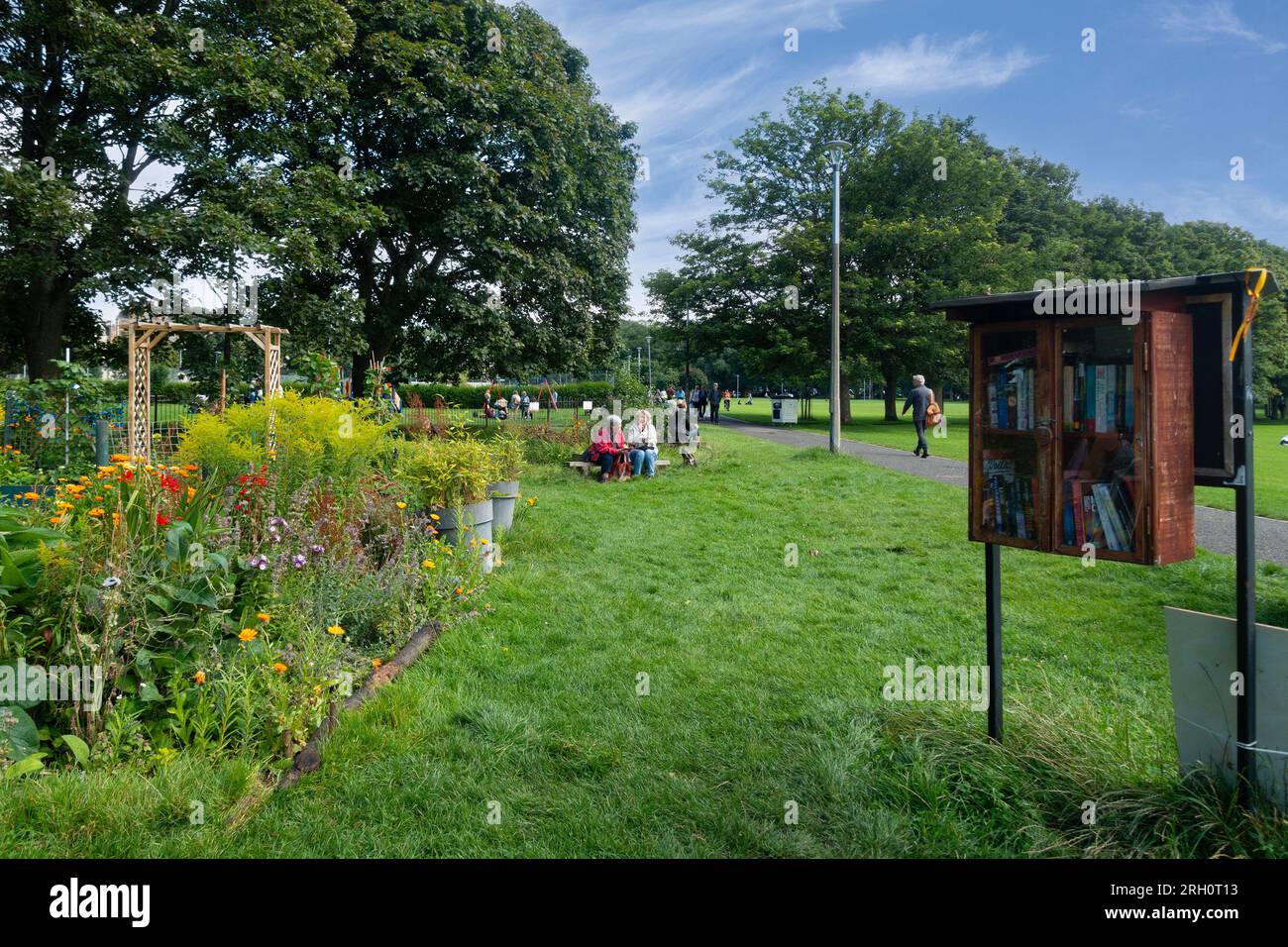 Parte del Meadows, un parco pubblico nel centro-sud di Edimburgo, in Scozia. Ci sono alberi, un giardino di comunità, una libreria di prestiti, un libro per bambini Foto Stock