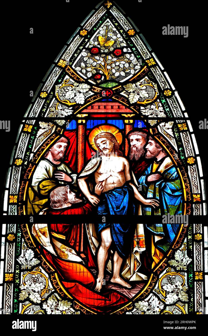 Tommaso che tocca la lancia ferita di Gesù, di Ward & Hughes, 1869, vetrate colorate, chiesa di Stanhoe, Norfolk, Inghilterra Foto Stock