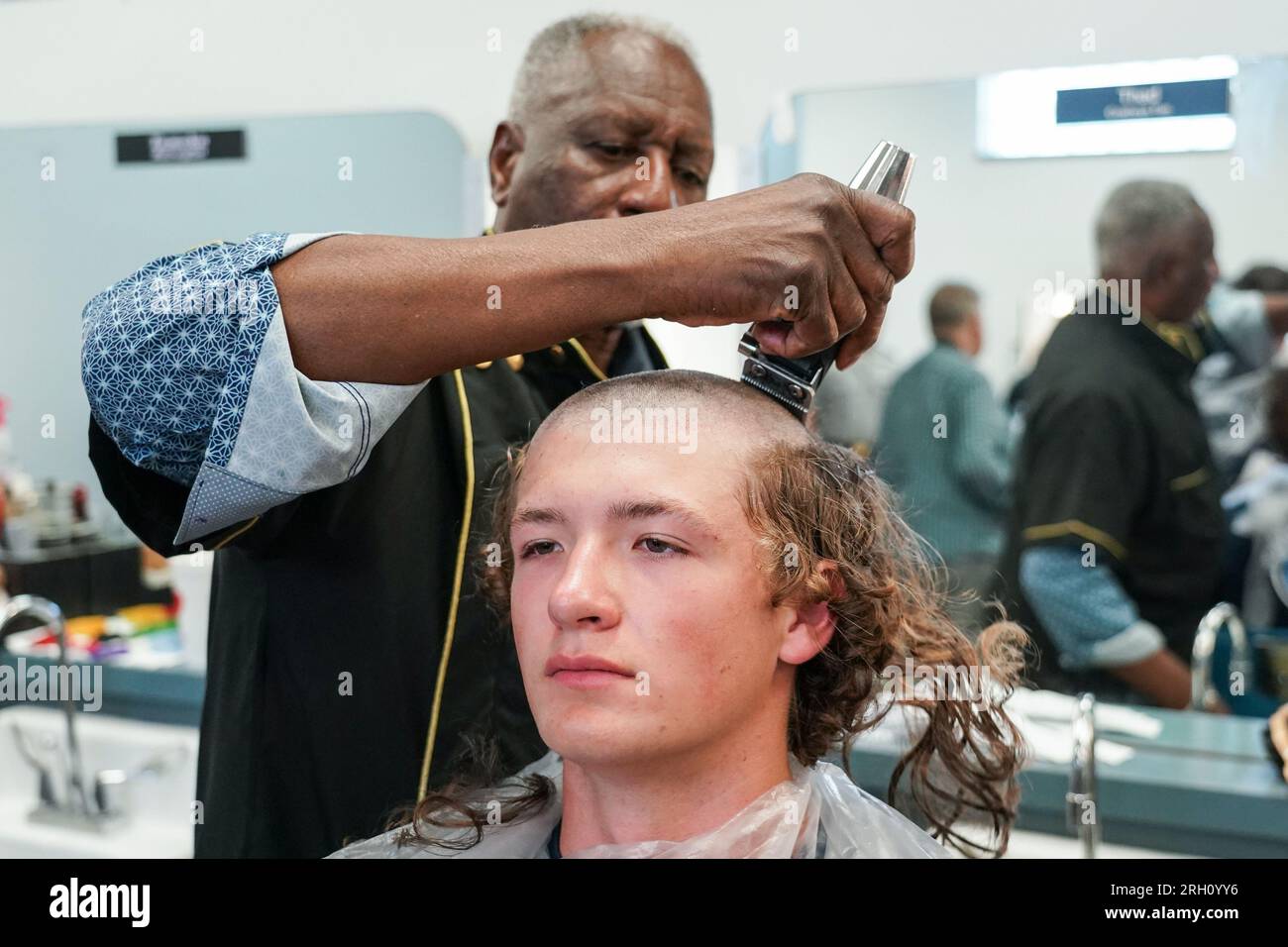 Charleston, Stati Uniti. 12 agosto 2023. Una studentessa in arrivo nota come pomello si rasa la testa il giorno del Matriculation al Citadel Military College di Charleston, South Carolina, sabato 12 agosto 2023. Le reclute dei cadetti arrivarono in un giorno caldo e umido record per iniziare la tradizionale introduzione nota come Hell Week. Foto di Richard Ellis/UPI credito: UPI/Alamy Live News Foto Stock