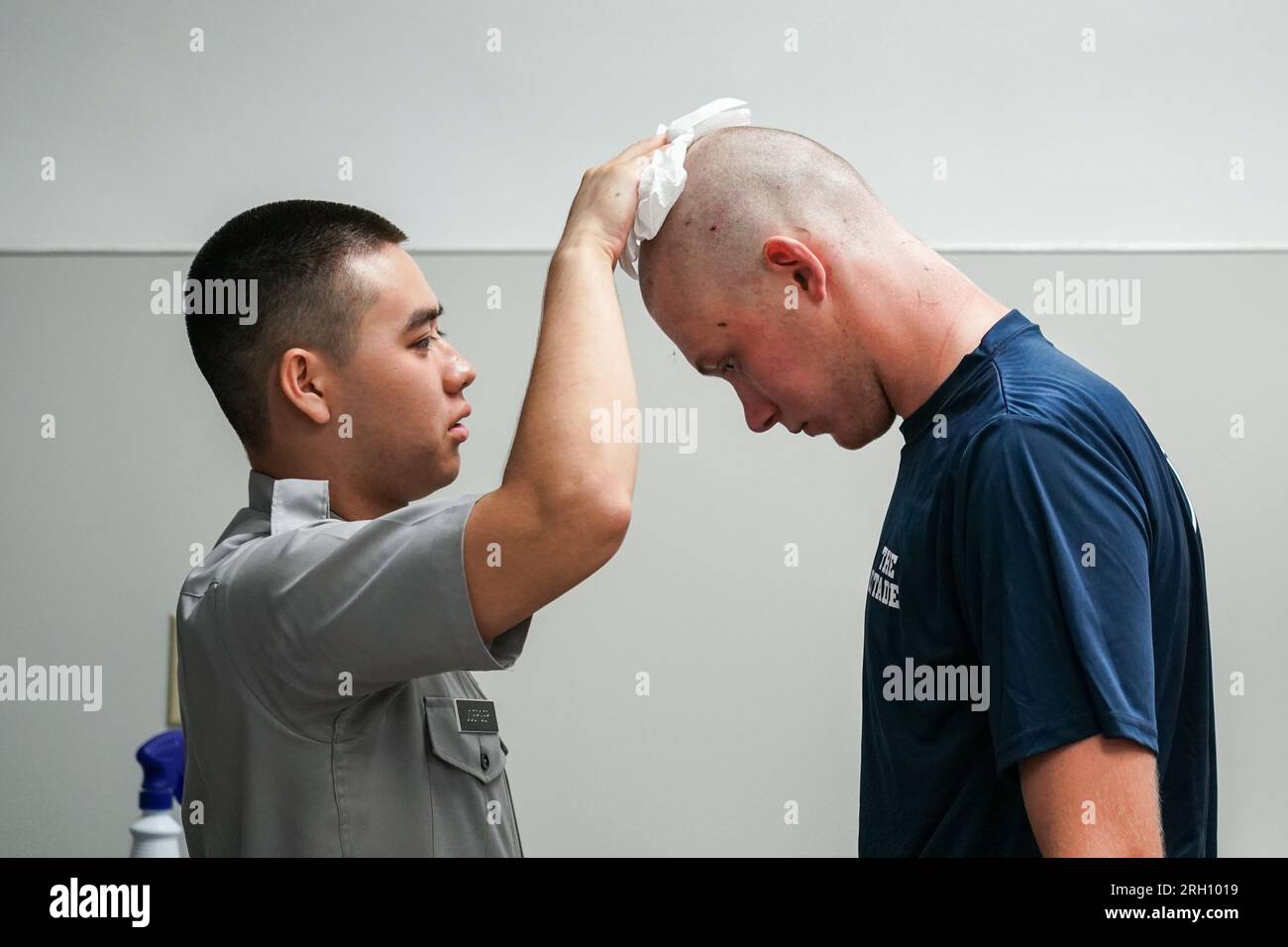 Charleston, Stati Uniti. 12 agosto 2023. Un giovane studente chiamato Knob ha la sua testa appena rasata lucidata da un superiore in occasione del Matriculation Day al Citadel Military College di Charleston, South Carolina, sabato 12 agosto 2023. Le reclute dei cadetti arrivarono in un giorno caldo e umido record per iniziare la tradizionale introduzione nota come Hell Week. Foto di Richard Ellis/UPI credito: UPI/Alamy Live News Foto Stock