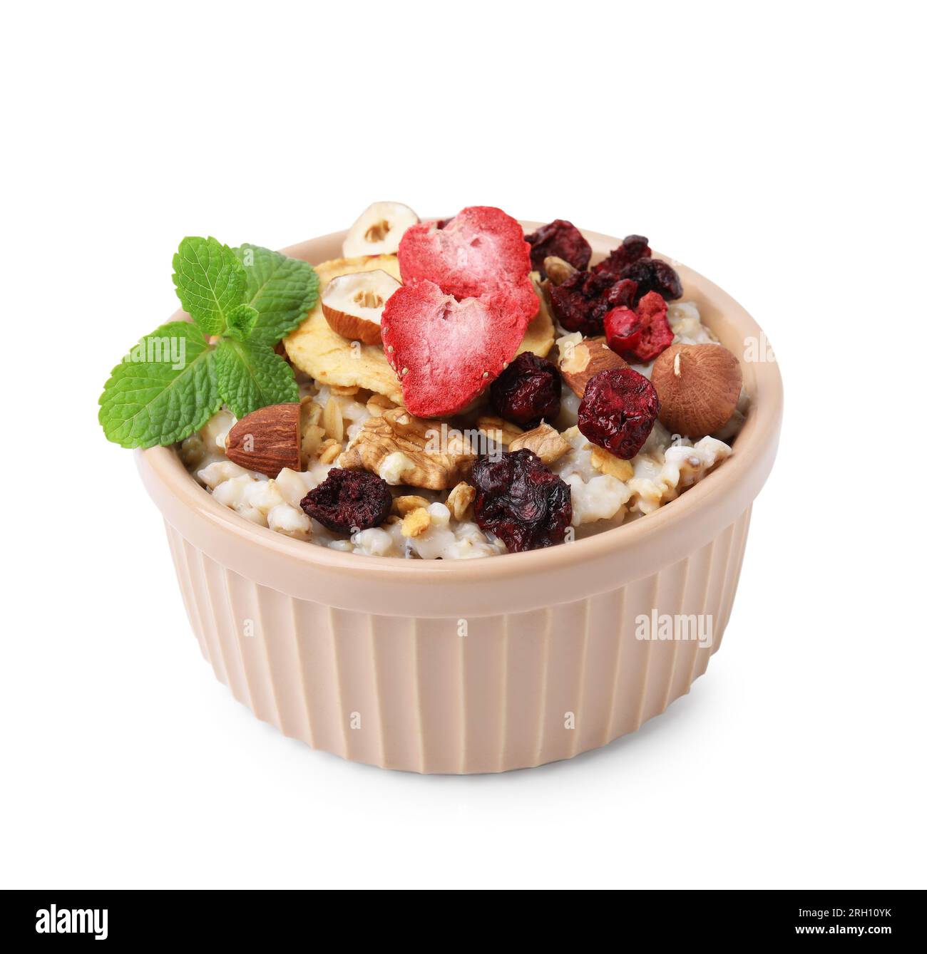 Farina d'avena con frutta liofilizzata, noci e menta isolate su bianco Foto Stock