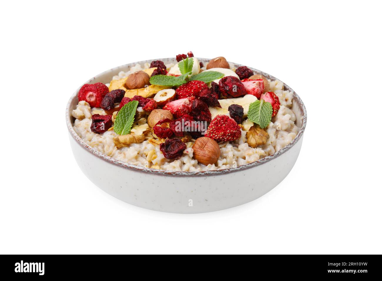 Farina d'avena con frutta liofilizzata, noci e menta isolate su bianco Foto Stock