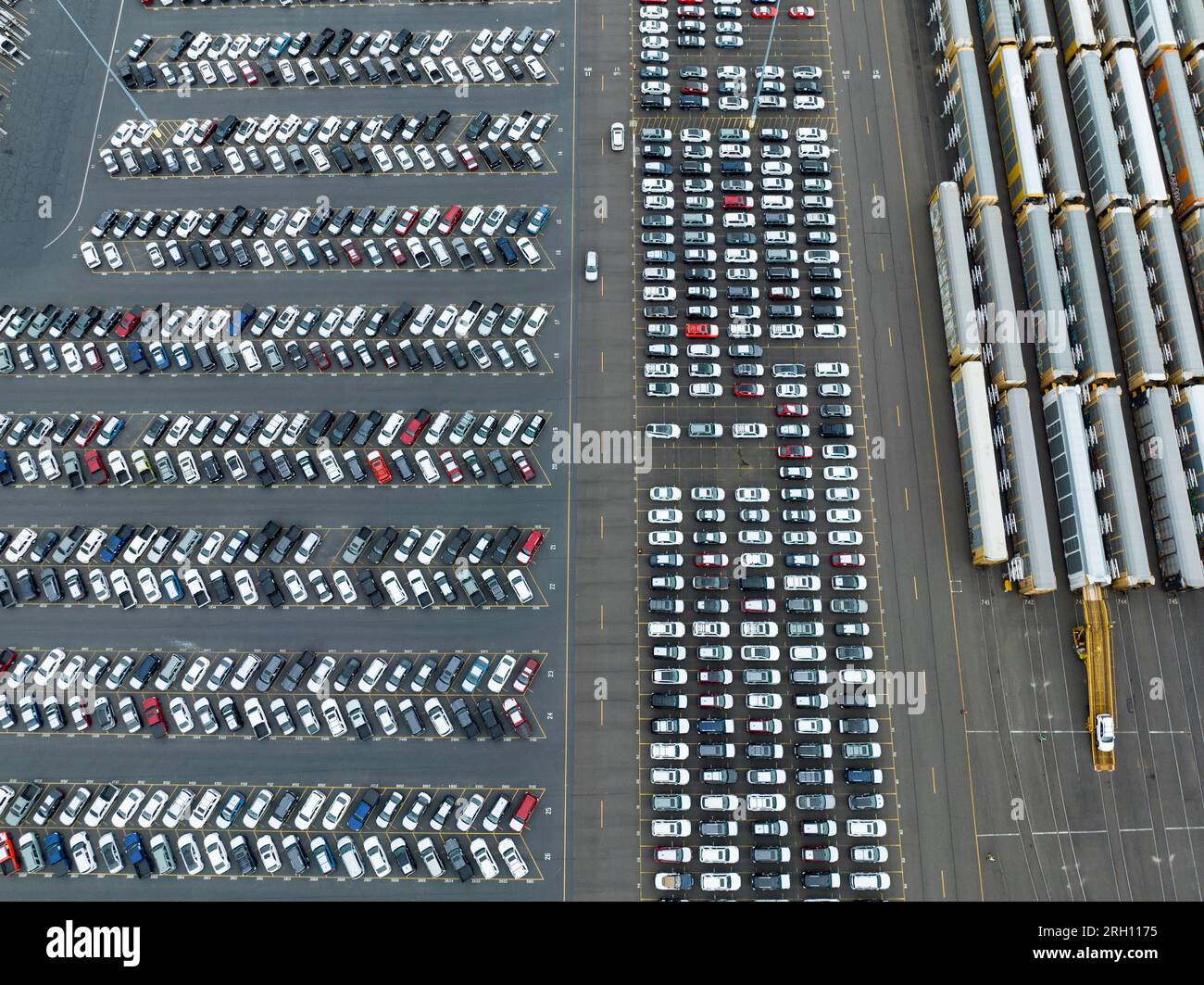 Deposito auto importato e deposito di trasferimento dove le auto arrivano per nave e vengono distribuite per ferrovia e camion ai punti negli Stati Uniti Foto Stock