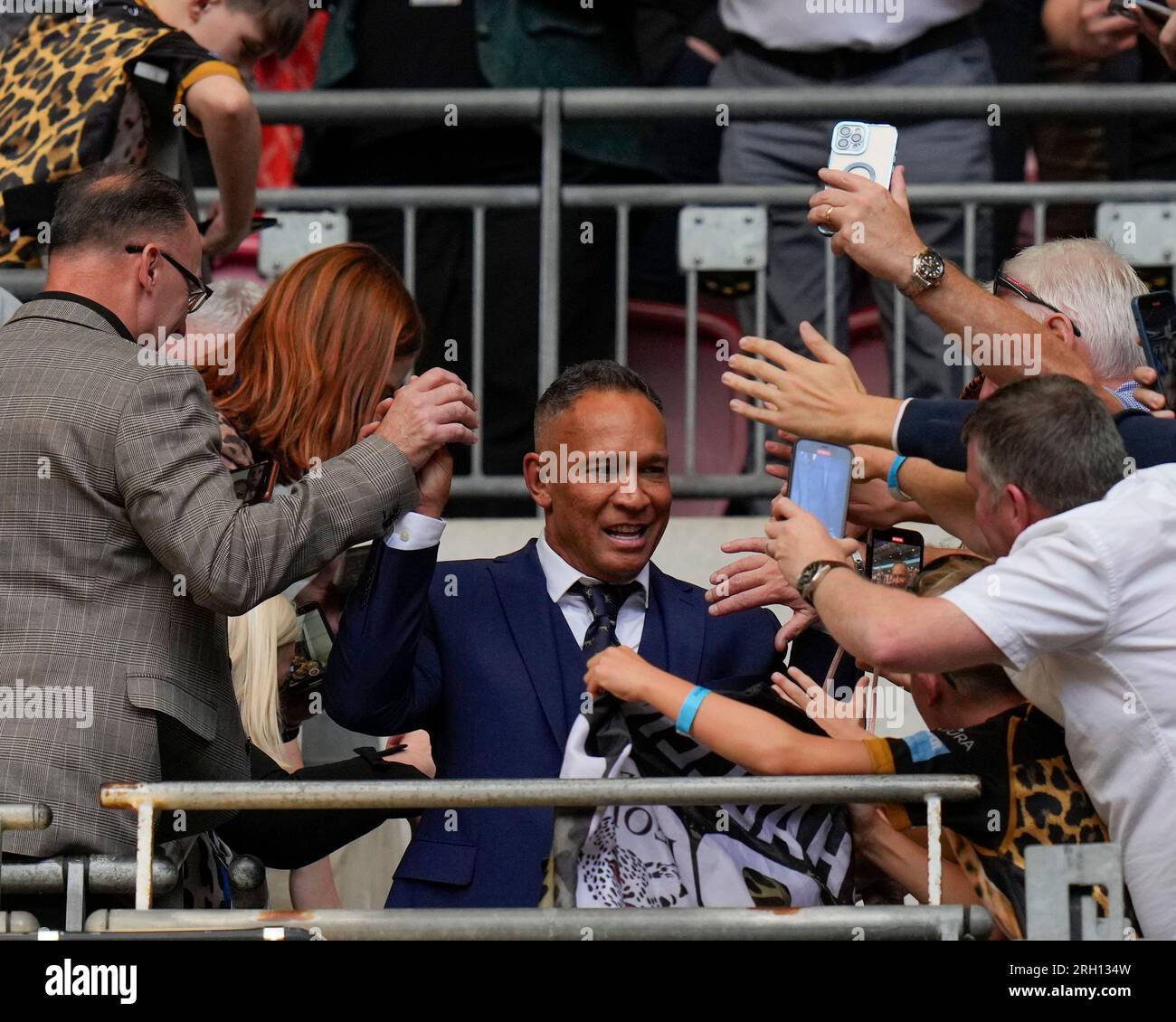 Londra, Regno Unito. 12 agosto 2023. Adrian Lam Coach su Leigh Leopards è sommerso dai tifosi mentre va a raccogliere la sua medaglia la Betfred Challenge Cup Match Hull KR vs Leigh Leopards al Wembley Stadium, Londra, Regno Unito, 12 agosto 2023 (foto di Steve Flynn/News Images) a Londra, Regno Unito il 12/8/2023. (Foto di Steve Flynn/News Images/Sipa USA) credito: SIPA USA/Alamy Live News Foto Stock