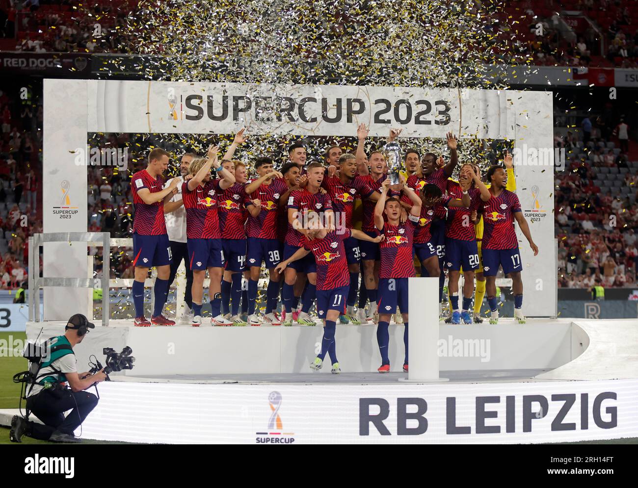 Monaco, Germania. 12 agosto 2023. Il team Lipsia festeggia la vittoria dopo la partita di calcio della Supercoppa tedesca del 2023 tra il Bayern Monaco e il RB Leipzig a Monaco, Germania, 12 agosto 2023. Credito: Philippe Ruiz/Xinhua/Alamy Live News Foto Stock