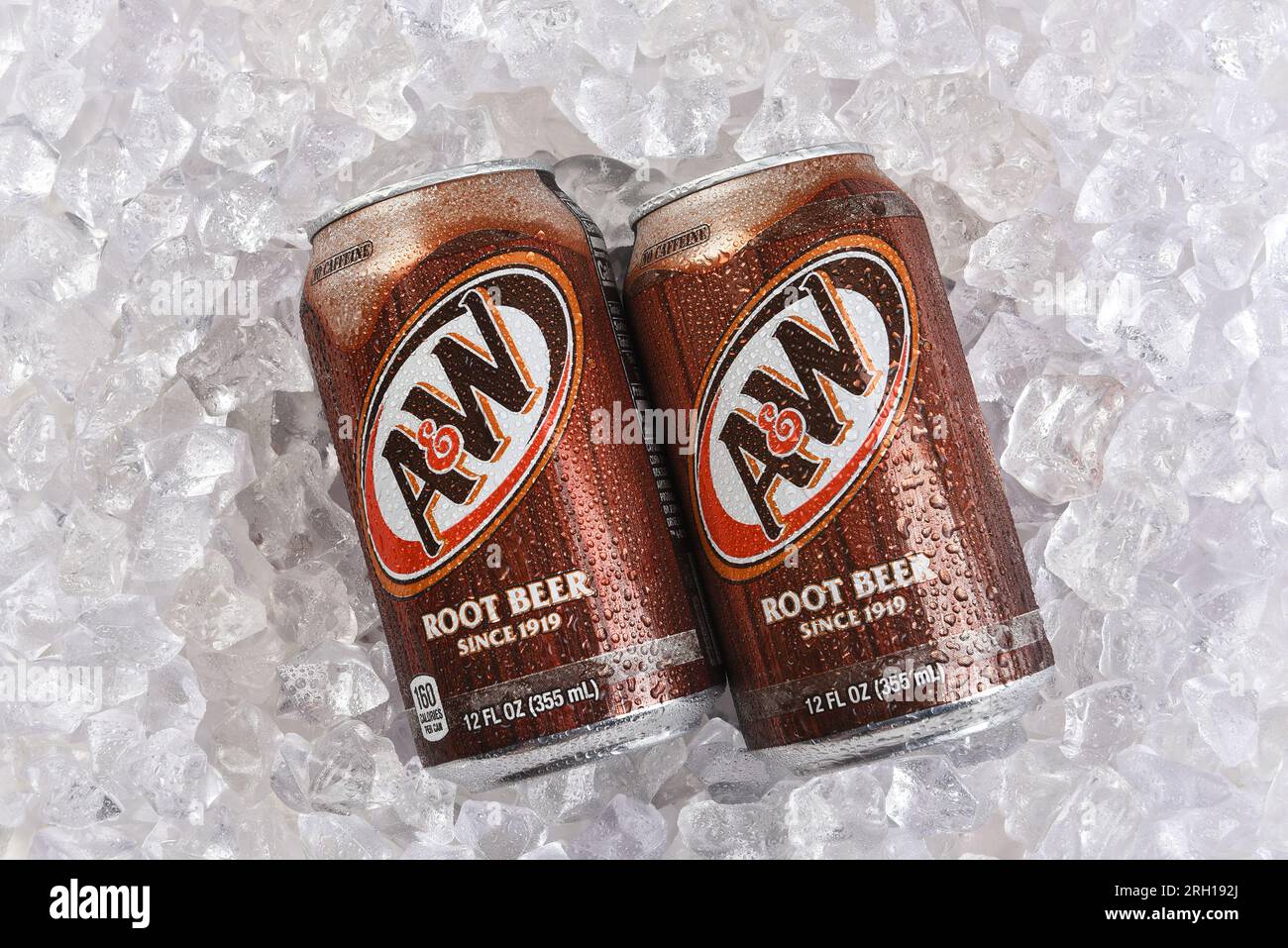 IRVINE, CALIFORNIA - 12 agosto 2023: Due lattine di birra Root A e W su un letto di ghiaccio. Foto Stock