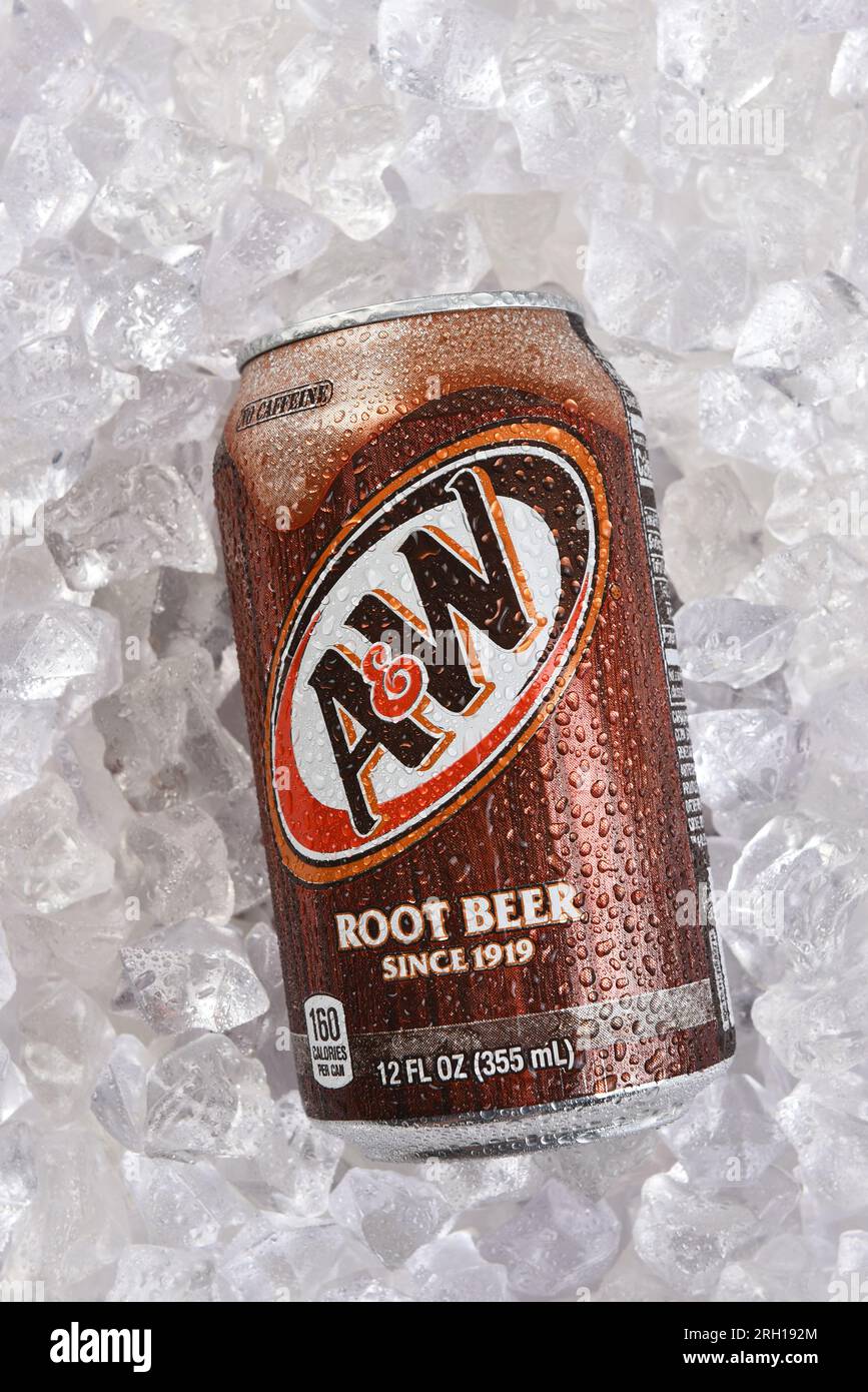 IRVINE, CALIFORNIA - 12 agosto 2023: Una lattina di birra Root A e W su un letto di ghiaccio. Foto Stock