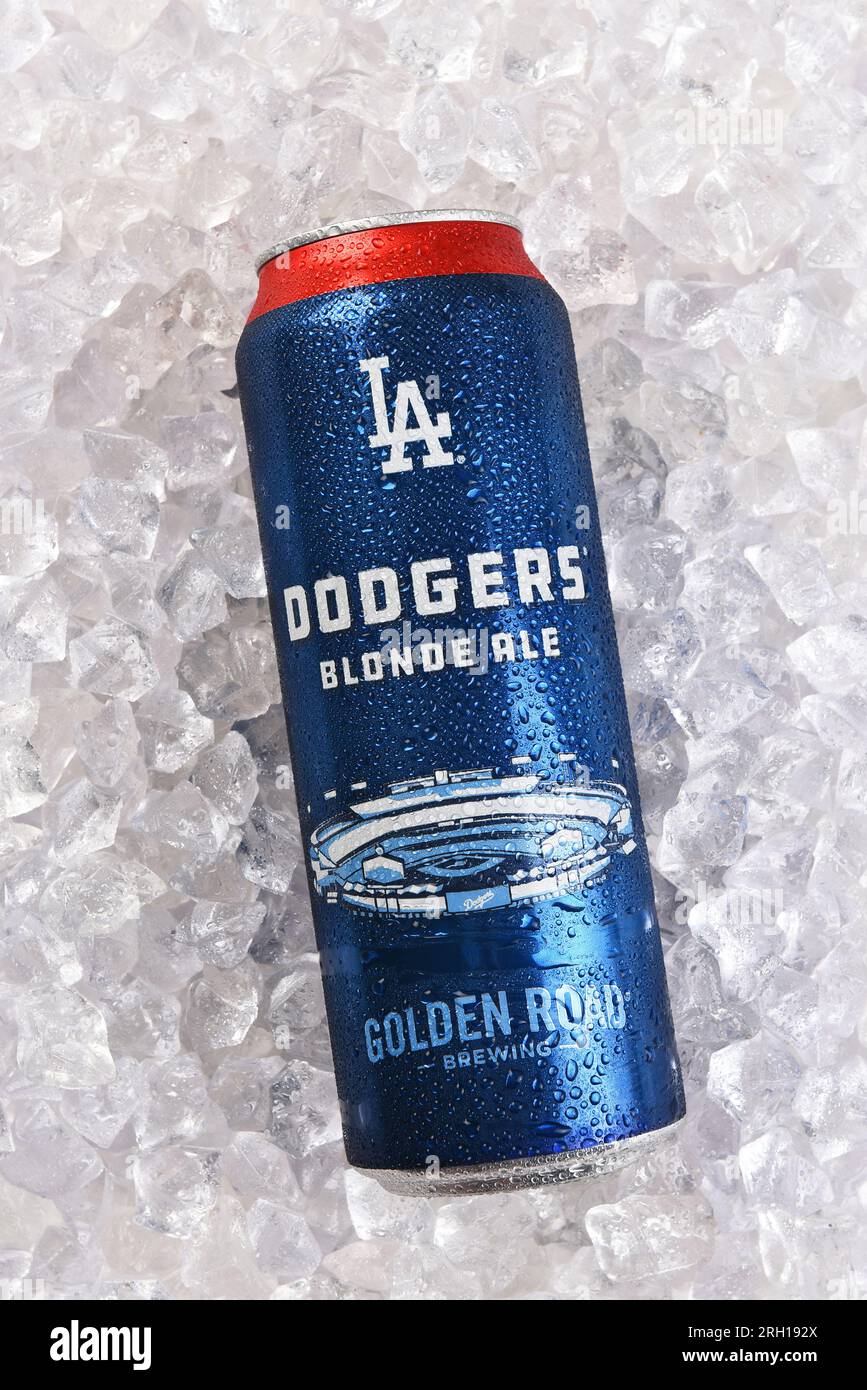 IRVINE, CALIFORNIA - 12 agosto 2023: Una lattina di Dodgers Blonde Ale della Golden Road Brewing, su un letto di ghiaccio. Foto Stock