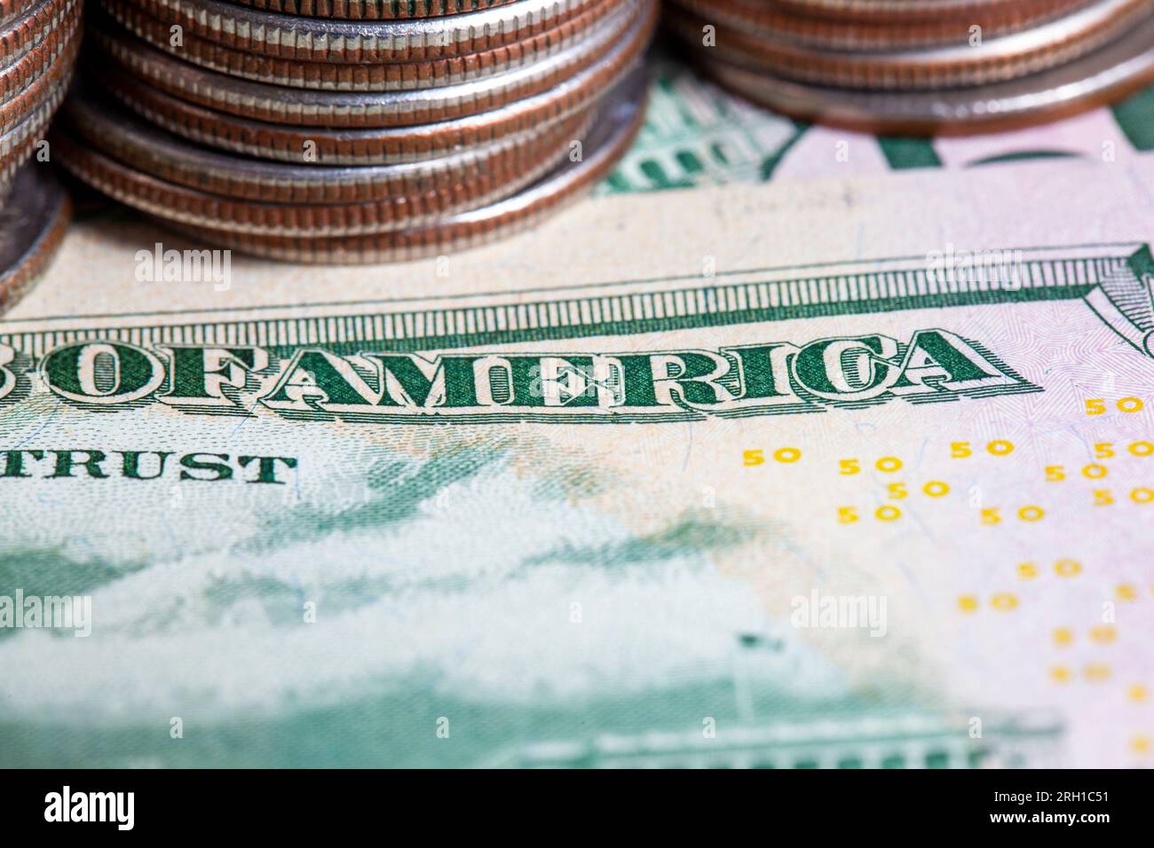 Monete americane un quarto di dollaro americano accatastato insieme, un mazzo di monete americane di 25 centesimi, vecchie monete sporche Foto Stock