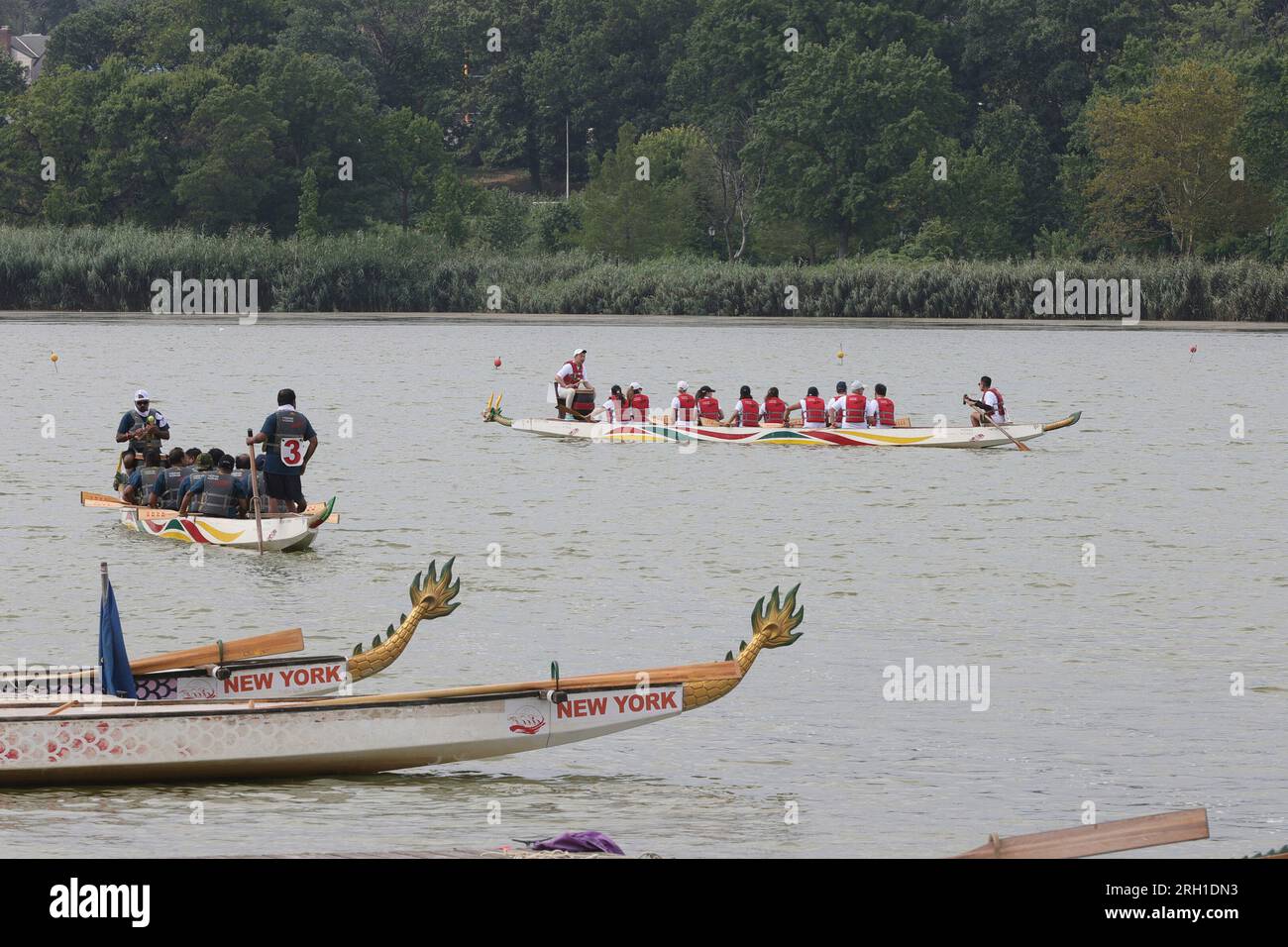 Flushing Park, New York, USA, 112 agosto 2023 - il sindaco Eric Adams compete all'Hong Kong Dragon Boat Festival 2023 con la Mayors Community Affairs Unit (CAU) a Meadow Lake a Flushing Meadows Corona Park, Queens sabato 12 agosto 2023. Foto: Luiz Rampelotto/EuropaNewswire Foto Stock