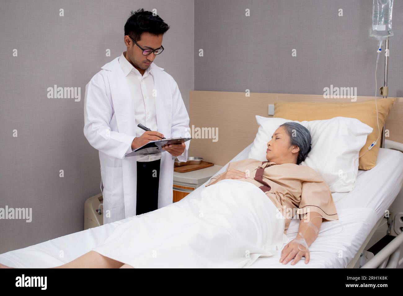 Medico controllo e diagnostica con paziente donna anziana per prescrizione o pianificazione riabilitazione in ospedale, medico che parla con paziente e W Foto Stock