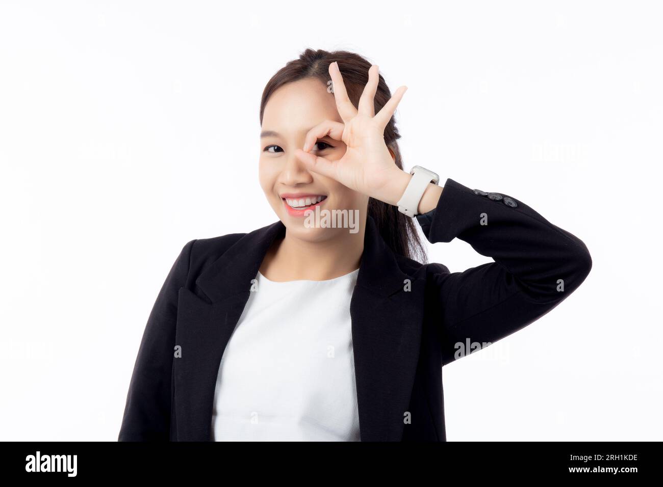 Ritratto di una giovane donna d'affari asiatica visione gestuale a vista con eccitato sfondo bianco isolato, donna d'affari che posa bene con divertente e divertente, mercato Foto Stock
