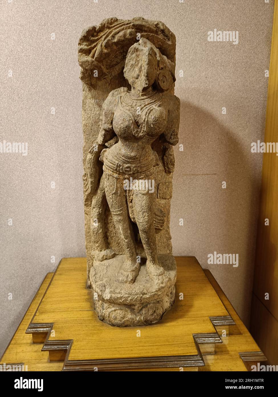 Salabhanjika, un motivo decorativo. Bhubaneshwar, XII secolo d.C. Una salabhanjika o shalabhanjika è un termine che si trova nell'arte e nella letteratura indiana con una V Foto Stock