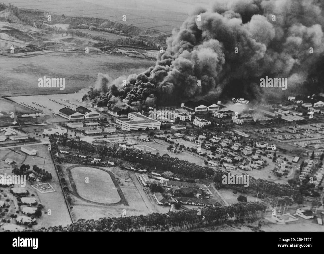 Attacco a Pearl Harbor, 7 dicembre 1941. Aerei americani e strutture a Wheeler Army Airfield bruciarono durante l'attacco giapponese a Pearl Harbor, il 7 dicembre 1941. Foto Stock