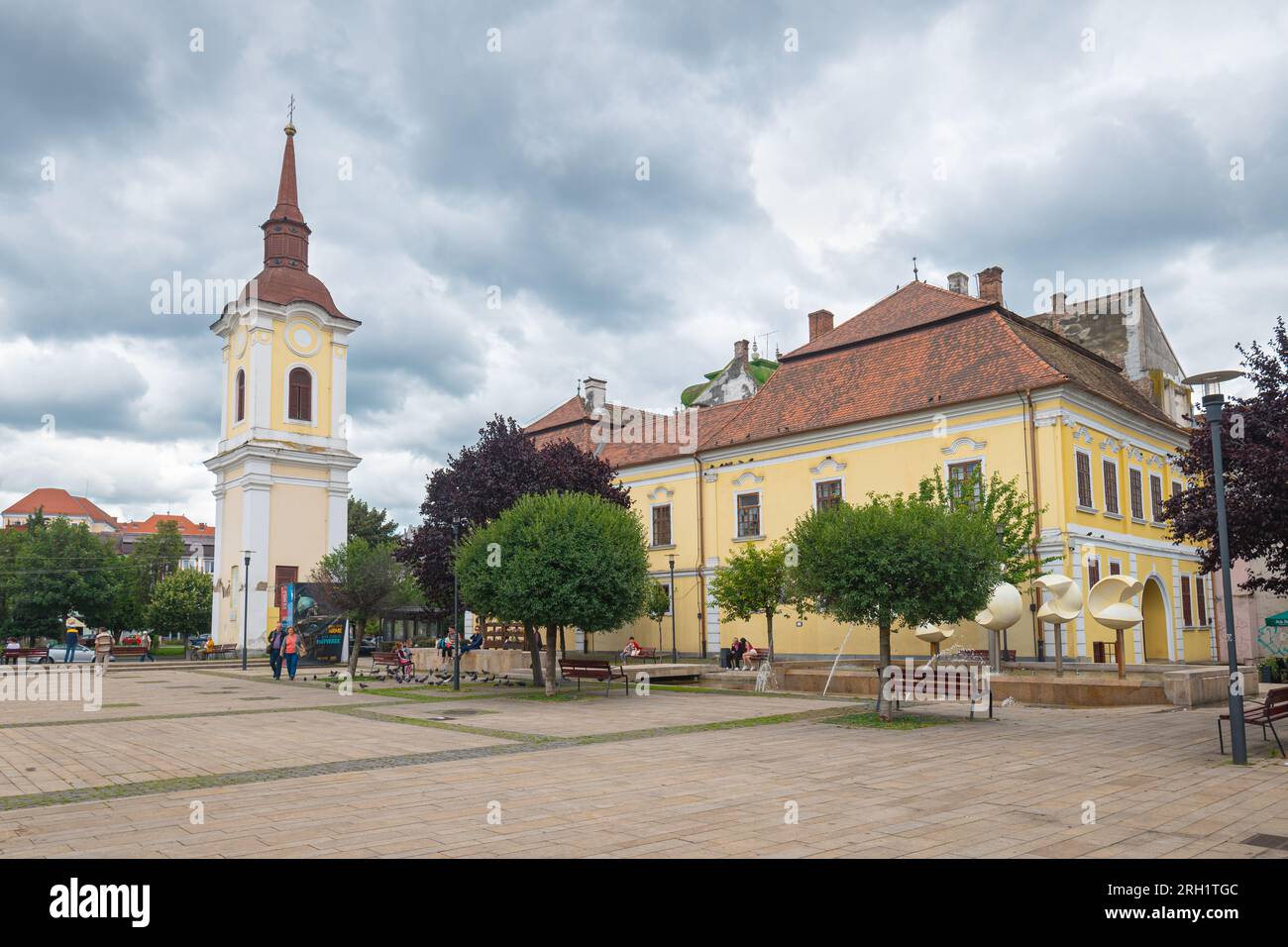 Scenic view of the former Franciscan Monastery Tower on a town square in the historic centre of Târgu Mureș, Romania. Foto Stock