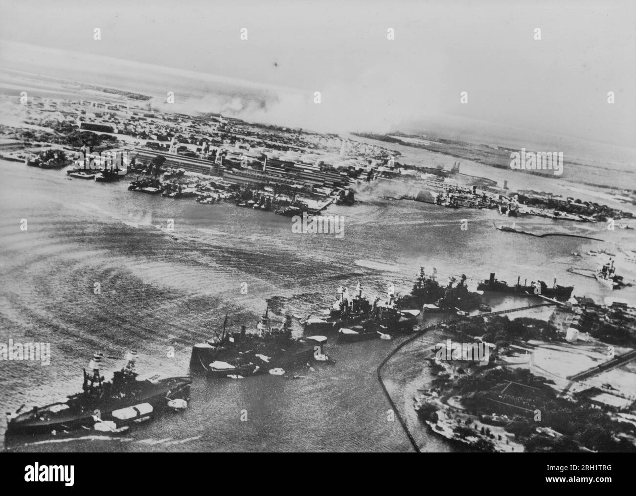 Attacco a Pearl Harbor, 7 dicembre 1941. Una foto scattata da un aereo giapponese a bassa quota cattura le navi della Marina degli Stati Uniti nella "Battleship Row" durante le prime fasi dell'attacco, Pearl Harbor, 7 dicembre 1941. Foto Stock