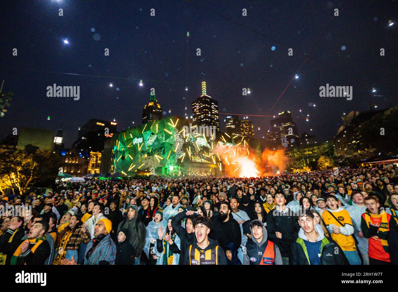 MELBOURNE, AUSTRALIA - 12 AGOSTO: Veduta generale del Melbourne fan Festival con una folla che guarda Australian Matildas vs France Les Bleus al t Foto Stock