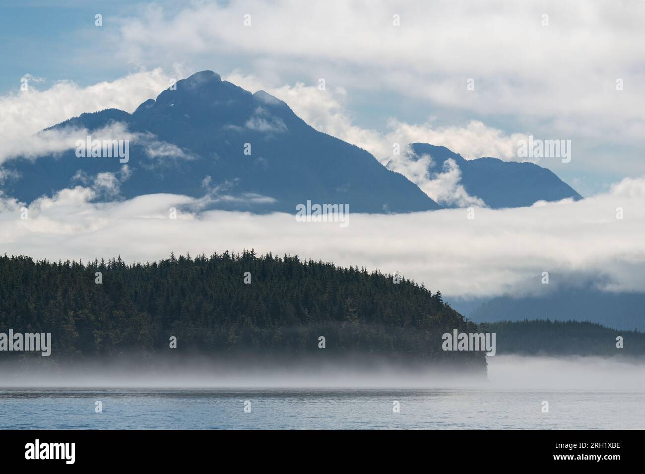 L'arcipelago di Broughton e il paesaggio della foresta pluviale Great Bear durante la spedizione di avvistamento di balene, Telegraph Cove, Vancouver Island, Canada. Foto Stock