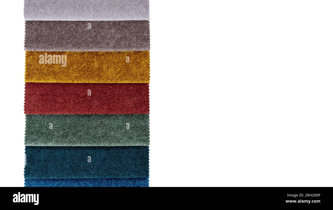 Campioni tessili colorati, isolati su sfondo bianco. Campioni di tessuto, impostati in diversi colori per la selezione. Varietà di materiali per tappezzeria per pelliccia Foto Stock