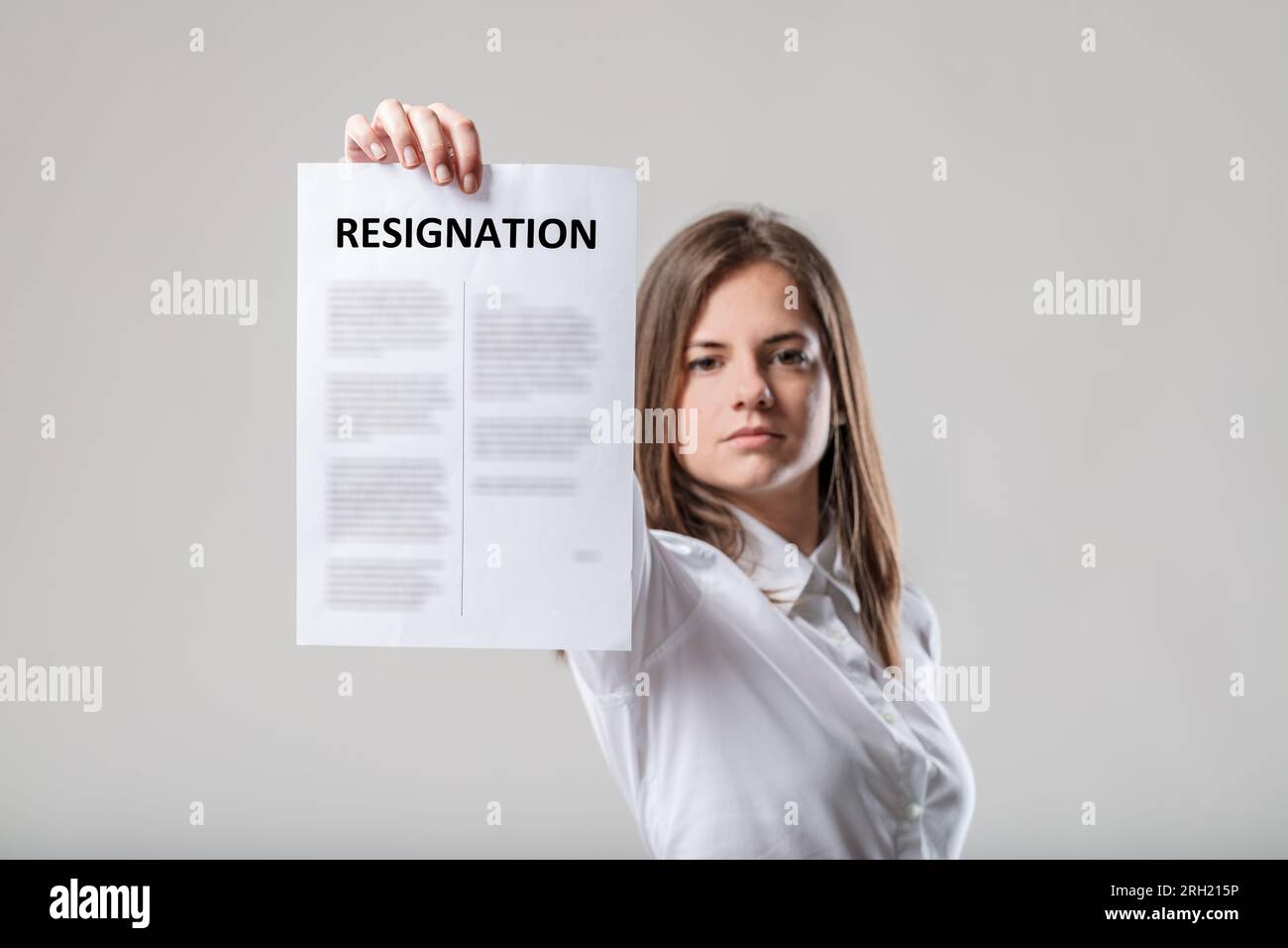 Donna, postura eretta, mostra il segno di "dimissioni". Ricordo di grandi dimissioni, reciprocità degli affari. Capelli bianchi e castani Foto Stock