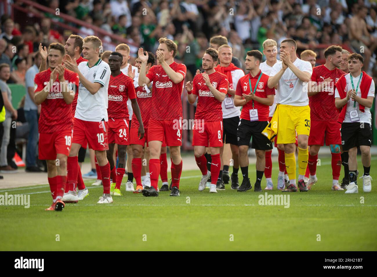 Giubilo finale Bersenbrueck, giro d'onore, calcio, DFB Cup, 1° turno principale, tu Bersenbrueck - - Borussia Monchengladbach (MG) 0: 7 l'11 agosto 2023 nello stadio Bremer Bruecke /Osnabrueck/ Germania. Foto Stock