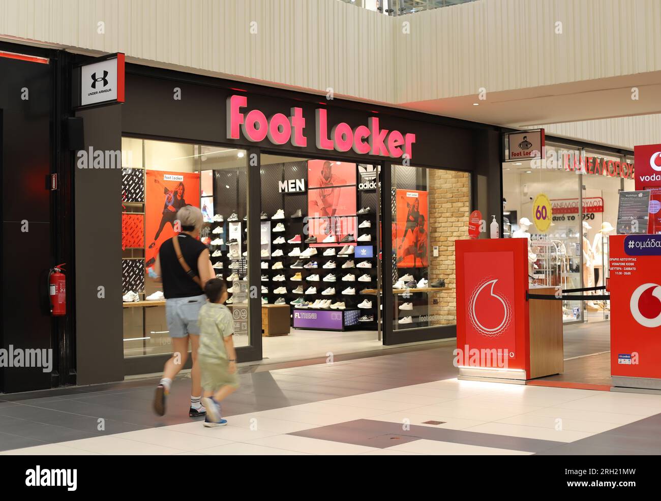 Thessaloniki, Grecia, 01.08.2023 metri di Locker store nel centro commerciale Mediterranean Cosmos Foto Stock