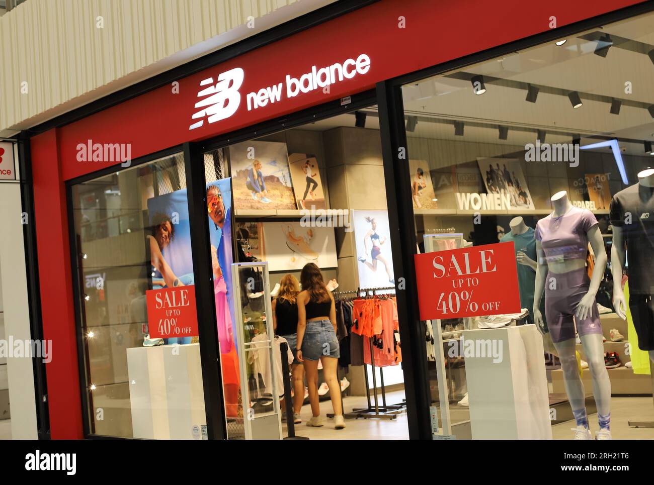 Salonicco, Grecia 01.08.2023 New Balance Store nel centro commerciale Mediterranean Cosmos Foto Stock