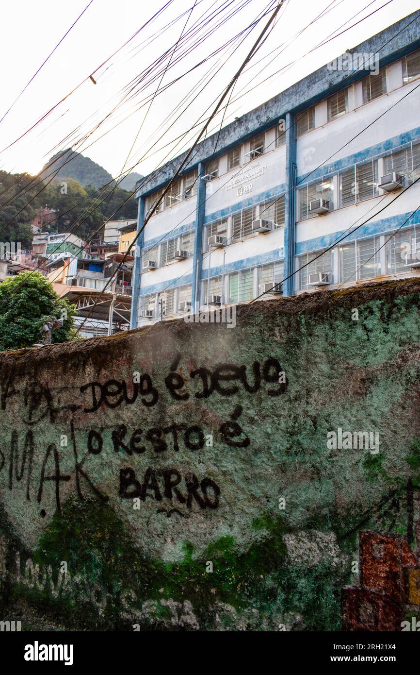 Brasile: Dettagli degli stretti vicoli di Rocinha, la famosa favela nella zona meridionale di ​​Rio de Janeiro, la più grande baraccopoli del conte Foto Stock