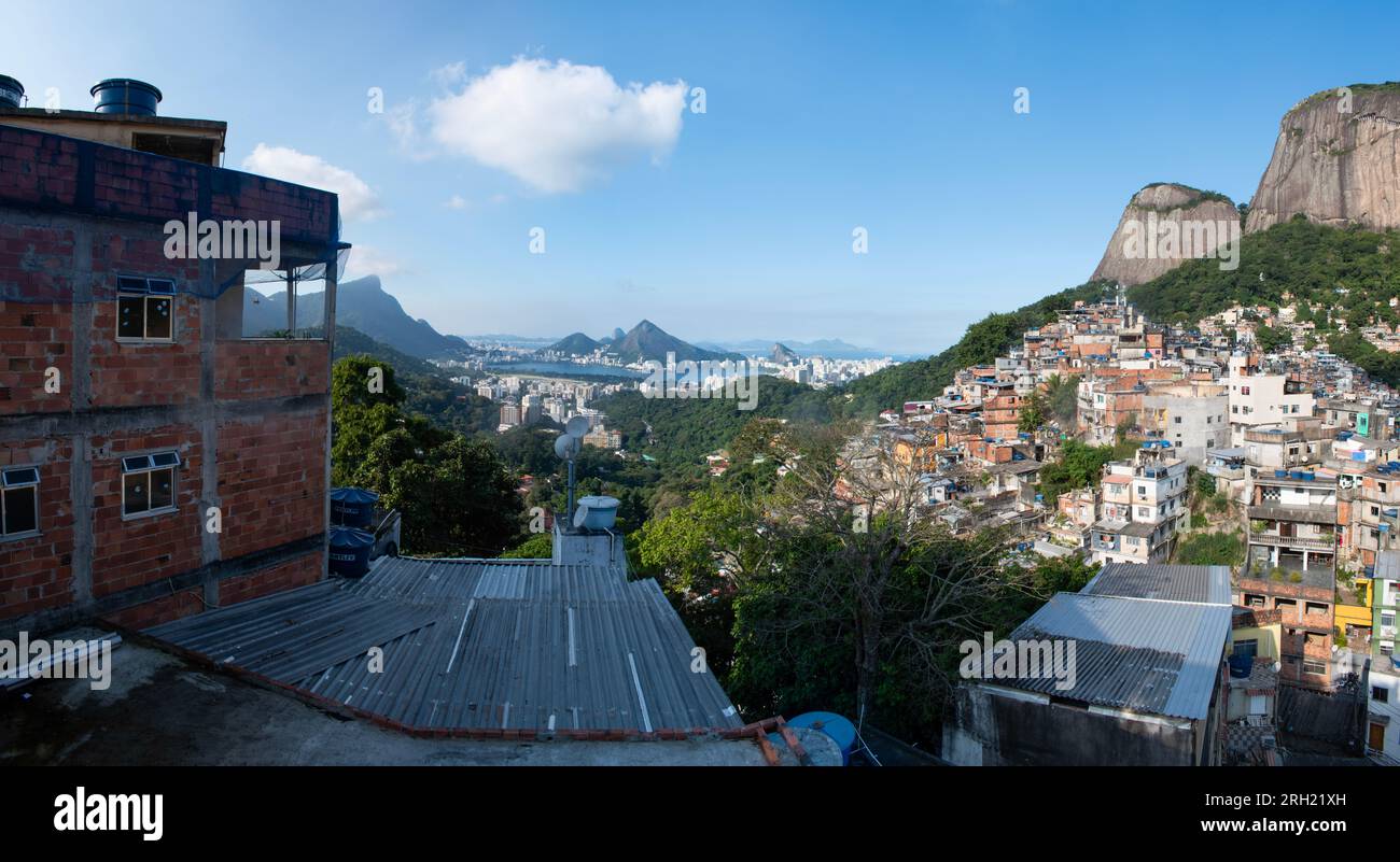 Brasile: Lo skyline da cartolina di Rio de Janeiro visto da Rocinha, la favela più famosa della città e la baraccopoli più grande del paese Foto Stock
